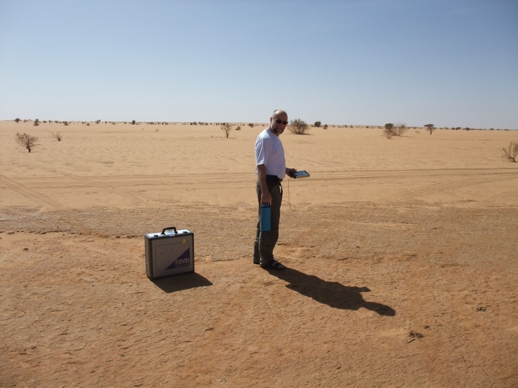 Robert Mayr bei der Detektion von Gold im Sudan